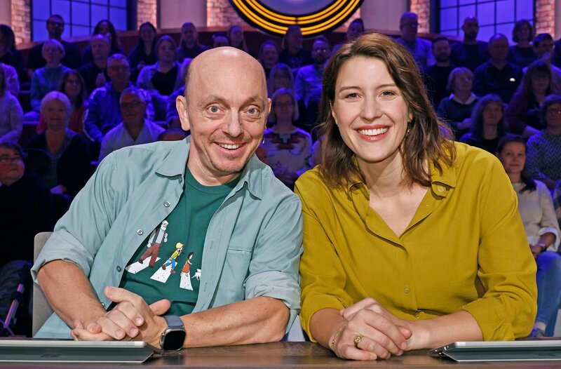 Rateteam-Kapitän Bernhard Hoëcker und die Fernsehmoderatorin Hannah Emde bilden ein Rateteam. – Bild: ARD/​Morris Mac Matzen