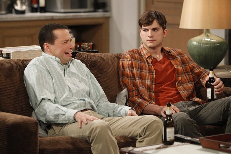 Nachdem sich Lyndsey von Alan (Jon Cryer, l.) getrennt hat, verfällt er in Depressionen, aus denen Walden (Ashton Kutcher, r.) ihn zu erlösen versucht … – Bild: Warner Brothers Entertainment Inc.