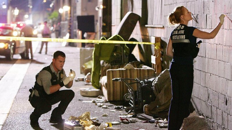 Nach dem Überfall auf einen jungen Mann sichern Nick (George Eads) und Catherine (Marg Helgenberger) Spuren am Tatort. – Bild: RTL Deutschland
