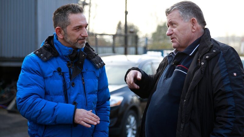 Trödelexperte Mauro Corradino (li.) und Ulrich (65) besprechen die Lage – Bild: RTL II