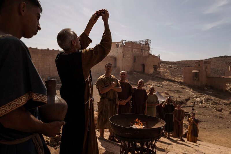 Der Mann führt das Ritual durch, während die anderen zusehen. – Bild: THE HISTORY CHANNEL /​ A+E Networks