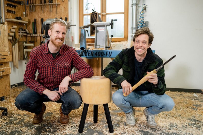 Tobi (rechts) drechselt mit Holzkünstler Franz einen Hocker für seinen Kameramann. – Bild: BR/​megaherz gmbh/​Hans-Florian Hopfner
