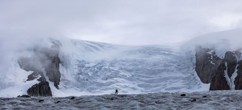 Der grönländische Führer Adam Mike Jeldsen begutachtet den Gletscher. – Bild: National Geographic/​Matt Pycroft