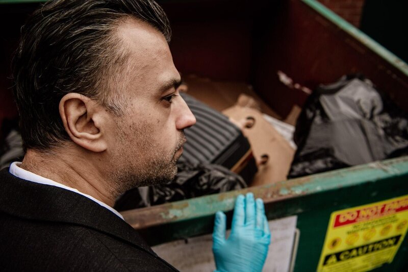 Detective am Tatort. – Bild: RTL /​ Arrow International Media/​ Saloon Media