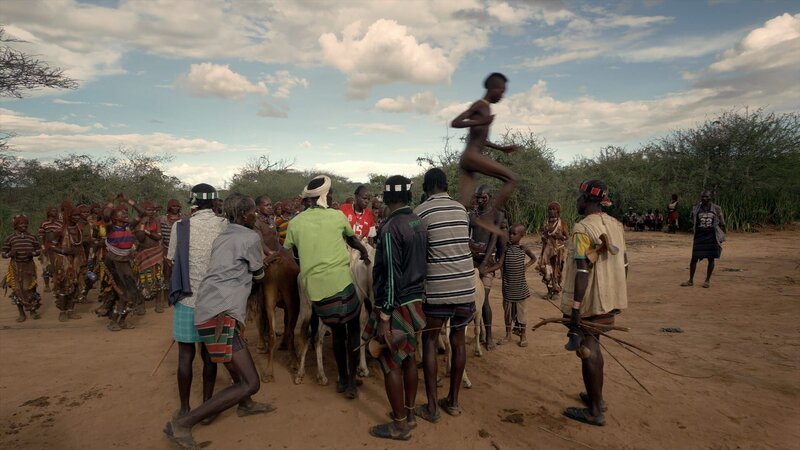 Omo Valley, Ethiopia – A young boy participates in the traditional Hamar cattle jumping ceremony. – Bild: National Geographic