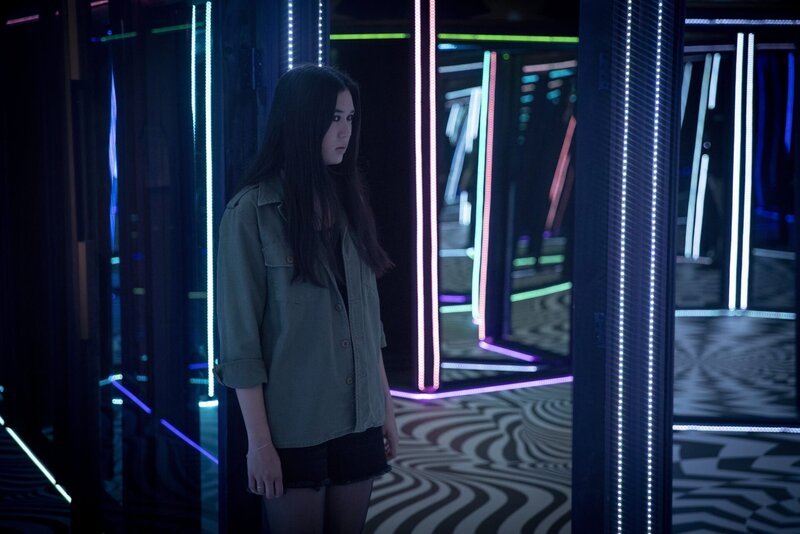 Violetta (Hannah Ogawa) besucht das Spiegellabyrinth. – Bild: BR/​Werner Film Productions/​Ben Saunders