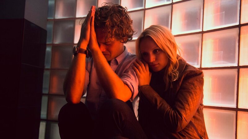 Martin (Finn Jones) und Allie (Emily Berrington), die eigentlich nur den Horrorfilm in der Spätvorstellung sehen wollten, sind mit einem perfiden Psychopathen im Kino eingeschlossen. – Bild: MDR/Tiberius Film Martin (Finn Jones) und Allie (Emily Berrington), die eigentlich nur den Horrorfilm in der Spätvorstellung sehen wollten, sind mit einem perfiden Psychopathen im Kino eingeschlossen. – Bild: MDR/Tiberius Film