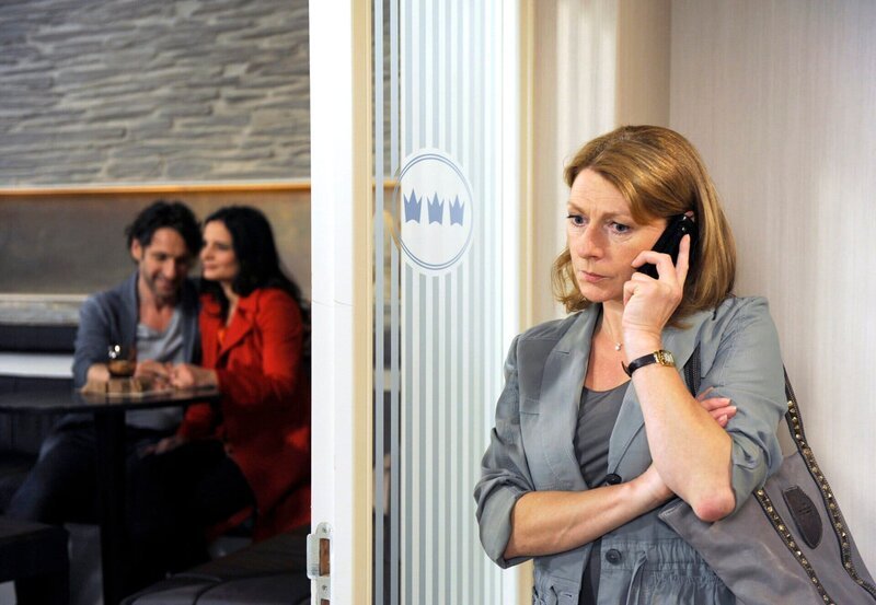 Regina (Christine Wilhelmi, r.) bekommt mit, wie Clemens (Falk-Willy Wild, l.) und Susann (Elisabeth Lanz, M.) öffentlich als Paar auftreten. – Bild: ARD/​Nicole Manthey