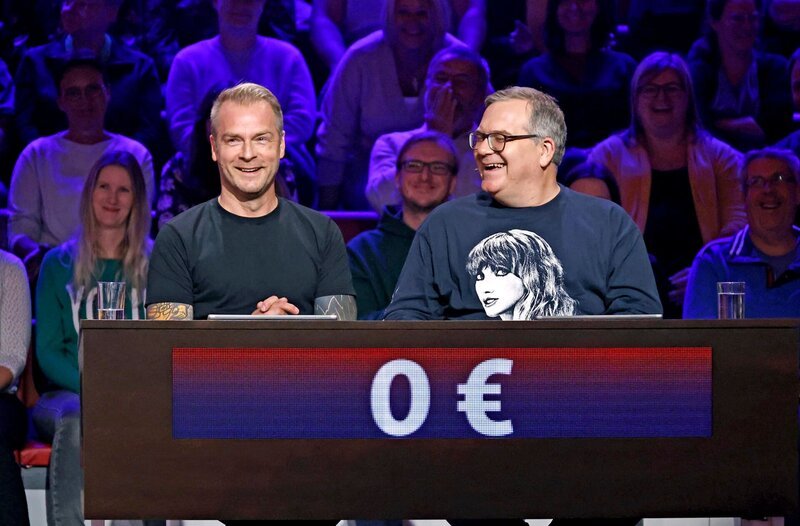Rateteam-Kapitän Elton (r.) mit Schauspieler Hinnerk Schönemann (l.). – Bild: ARD/​Morris Mac Matzen