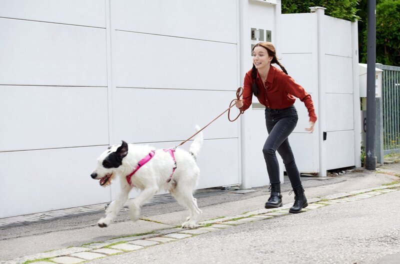 Katt Starr (Bethany Billy) hat es eilig. – Bild: MDR/​ARD/​Caligari/​Film2020