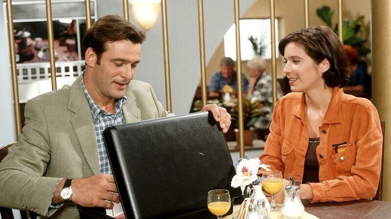 Ausgerechnet als Nadias (Claudia Scarpatetti) Verbeamtung ansteht, lernt sie den attraktiven Achim Grassow (Joachim Raaf) kennen. Da sie sich noch unsicher ist, was ihren Beamtenstatus angeht, bietet der Geschäftsmann ihr eine Job in seiner Firma an. – Bild: MG RTL D /​ Guido Engels