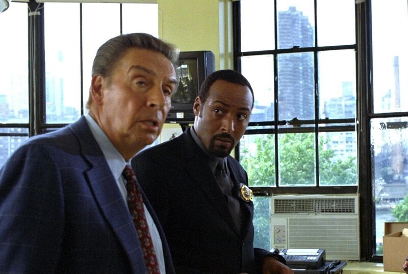 Eine Frau wurde von einem Autodieb erschossen. Die Ermittler Briscoe (Jerry Orbach, li.) und Green (Jesse L. Martin) können den Verbrecher schnell dingfest machen, allerdings stoßen sie im Kofferraum des gestohlenen Wagens auf einen brisanten Fund, der sie zu einem weiteren Mörder führt … – Bild: RTL