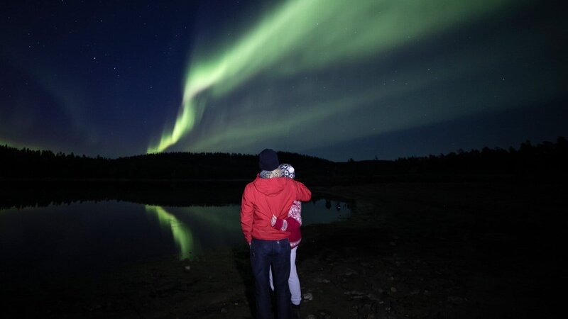 Abenteuer Freiheit – Unterwegs am Polarkreis Höhepunkt einer jeden Reise: Polarlichter. – Bild: SRF/​ZDF Studios