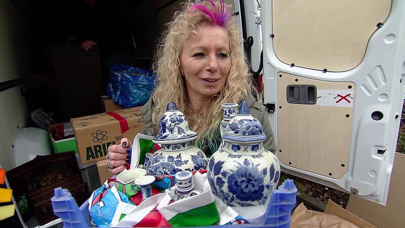 Antje hilft fleißig einiges auf dem Flohmarkt zu verkaufen. – Bild: RTL II