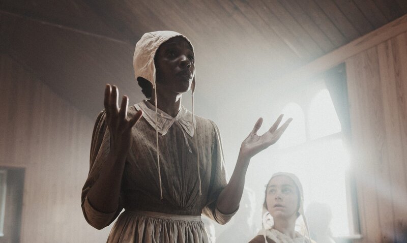 Die Dorfbewohner stehen unter Schock, als Tatabe vor Gericht spricht. – Bild: Antoan Ivanov /​ Dash Productions Services LTD