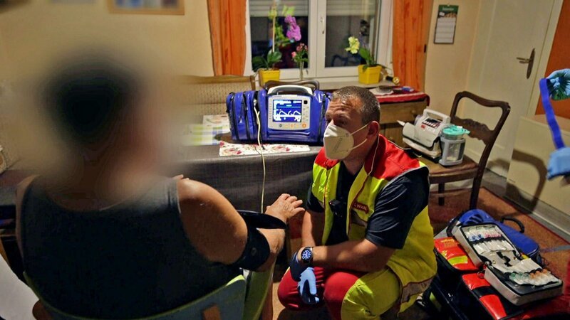 Aufgrund eines Melderufs um Mitternacht gehen die Retter der Siegener Feuerwehr von einer allergischen Reaktion aus. Noch vor dem Notarzt treffen sie bei dem Patienten ein. – Bild: RTL Zwei