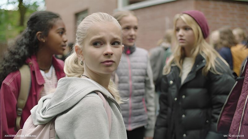 Wo ist Kim? Jenny (Solyana Tesfaye Tikabo) möchte sich unbedingt mit ihrer neuen Stiefschwester anfreunden. – Bild: WDR/​NRK/​Beta Film