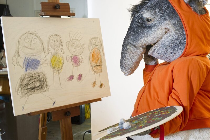 Ist TanzTapirs Malerei wirklich „Kunst“? – Bild: KiKA/​MingaMedia