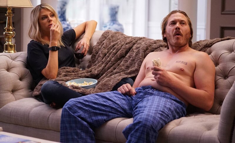 Als Mickey (Kaitlin Olson, l.) das durchtrainierte Sixpack von Kai sieht, muss sie sich nochmal gut überlegen, ob Jimmy (Scott MacArthur, r.) die richtige Wahl war … – Bild: Fox