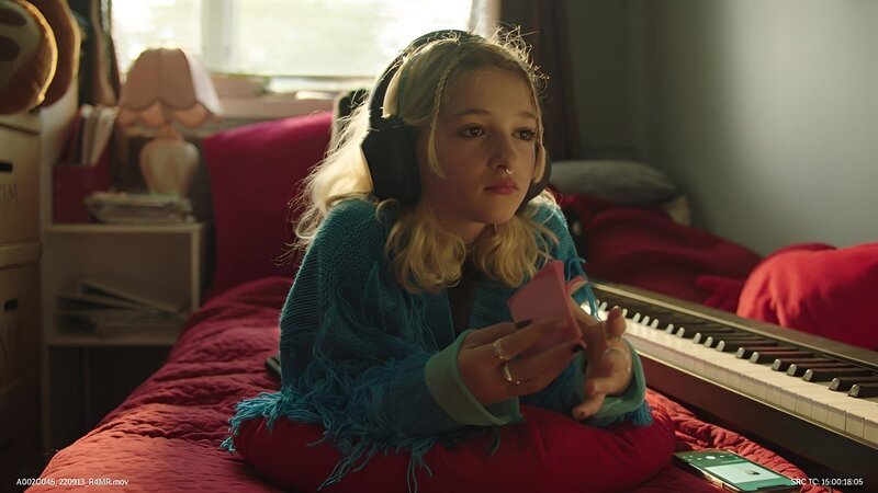 Im neuen Zuhause sehnt sich Kim nach Ruhe: Sie muss sich auf die Aufnahmeprüfung an der Musikschule vorbereiten. – Bild: WDR/​NRK/​Beta Film