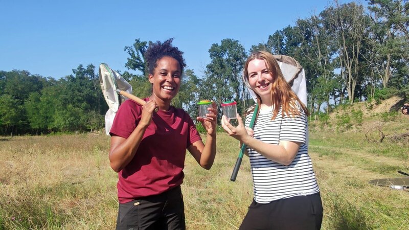Pia und Wildbienenexpertin Anita Grossmann wollen ein paar Wildbienen fangen. – Bild: BR/​Text und Bild Medienproduktion GmbH & Co. KG/​Sabrina Nitzschke