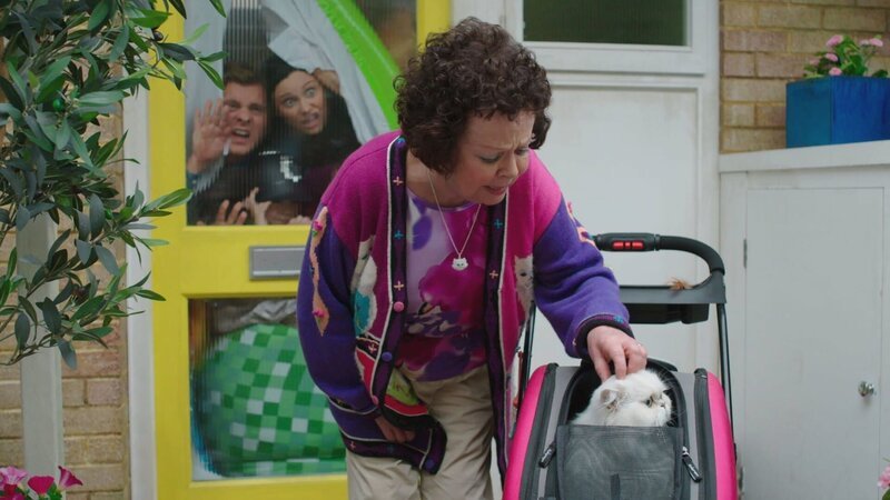 Frau Hobbs (Angela Curran) streichelt ihren Schorsch, während die Brockmann-Bells vergeblich versuchen, aus ihrer verbarrikadierten Haustier herauszukommen. – Bild: ZDF/​Darrall MacQueen