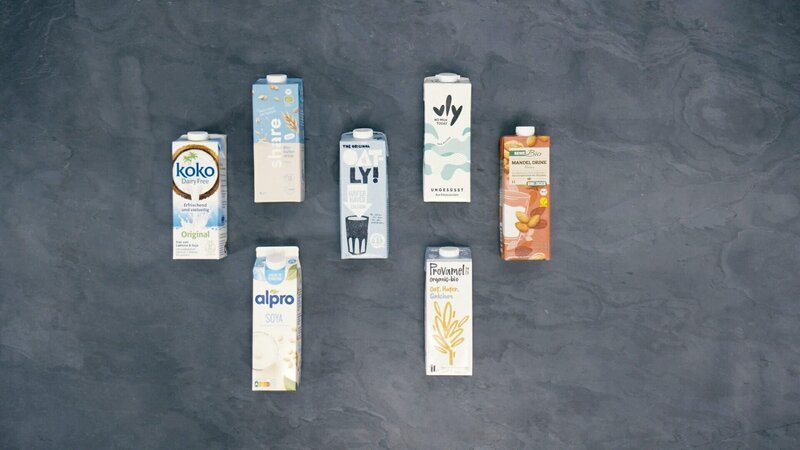 Sternekoch Nelson Müller deckt auf, wie frisch, gesund und industrialisiert unsere Milch ist. Er geht dafür melken und macht einen Laktoseintoleranz-Test – mit erstaunlichem Ergebnis. – Bild: Daniel Maiterth