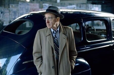 Der smarte Versicherungsdetektiv C. W. Briggs (Woody Allen) kommt (fast) jedem Verbrechen auf die Spur. – Bild: port.hu Der smarte Versicherungsdetektiv C. W. Briggs (Woody Allen) kommt (fast) jedem Verbrechen auf die Spur. – Bild: port.hu