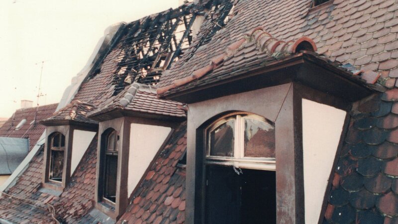 Das Dach des Hauses wurde durch die Flammen komplett zerstört. – Bild: Polizei Stuttgart
