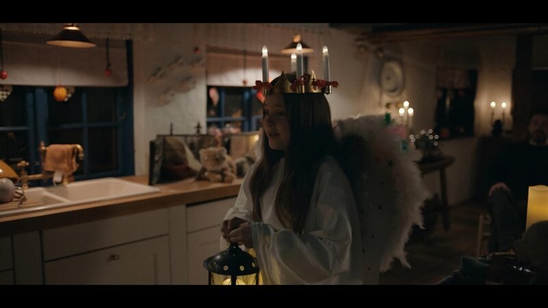 Astrid hat sich als Engel verkleidet. – Bild: BR/​Cosmo Film/​TV2 Denmark