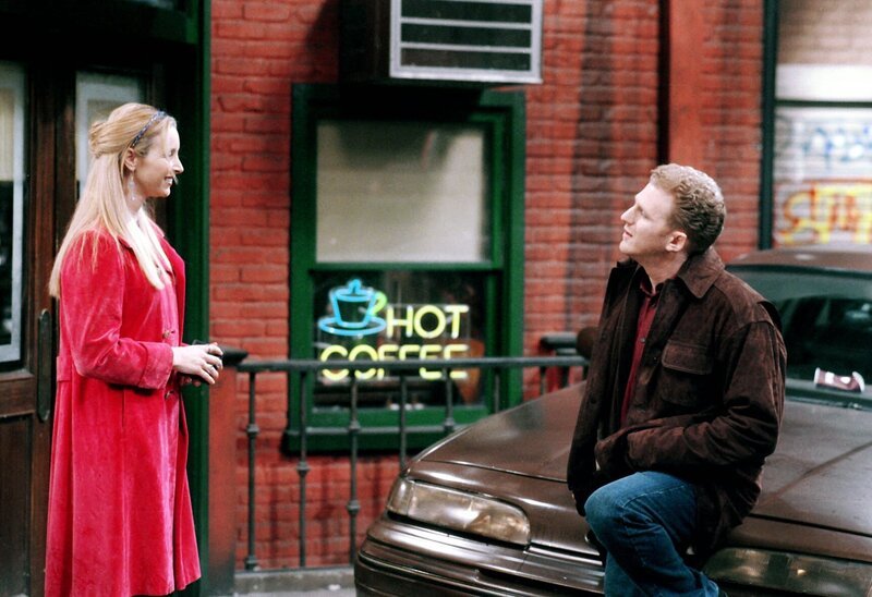 Lisa Kudrow als Phoebe (l.) und der richtiger Polizist – Bild: Disney