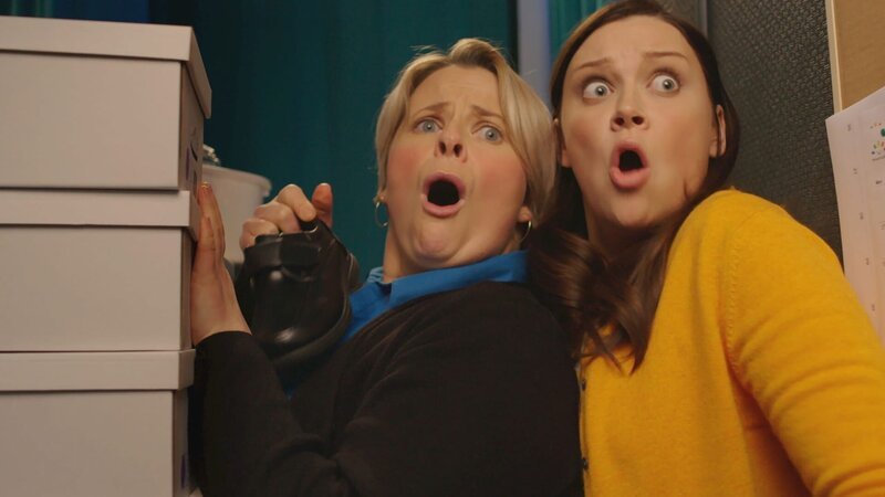 Entsetzt blicken die Schuhverkäuferin (Rachael Chisholm, l.) und Tess (Andrea Valls) auf das Chaos, das Wuffel angerichtet hat. – Bild: ZDF/​Darrall MacQueen