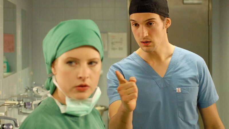 Zwischen Dr. Meier (Florian David Fitz) und Gretchen (Diana Amft) fliegen die Fetzen … – Bild: RTL /​ Reiner Bajo