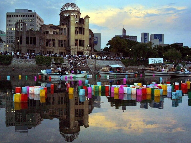 Alljährlich zum Gedenktag an den US-Atombombenangriff setzen die Einwohner von Hiroshima Lampions auf den Fluss. Jedes steht für die Seele eines der Toten. – Bild: kitamura, toshifumi
