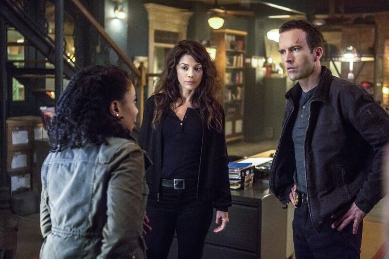 Christopher LaSalle (Lucas Black, r.) ermittelt mit seinen Kolleginnen Sonja Percy (Shalita Grant, l.) und Tammy Gregorio (Vanessa Ferlito, M.) im Fall einer verschwundenen Kongressangestellten und hat auch privat mit Problemen zu kämpfen … – Bild: CBS Broadcasting, Inc.
