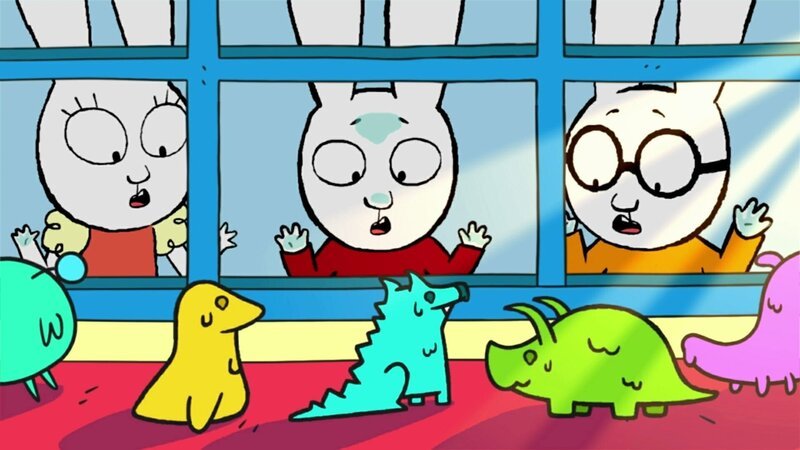 Vom Pausenhof aus beobachten Lou (links), Simon (Mitte) und Ferdinand (rechts) erschreckt, wie ihre Knetfiguren wegen der Sonne zu schmelzen beginnen. – Bild: ZDF/​GO-N Productions