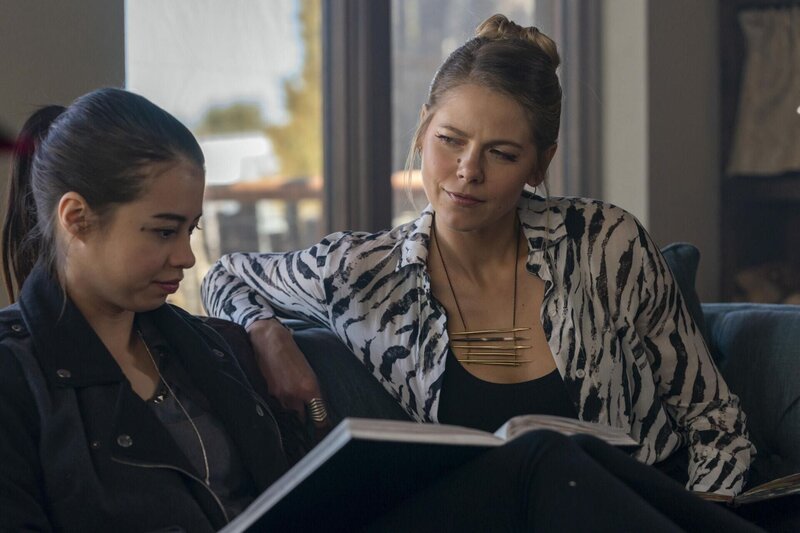 Rosa Ortecho (Amber Midthunder, l.); Isobel Evans (Lily Cowles, r.) – Bild: Warner Bros. Entertainment Inc.
