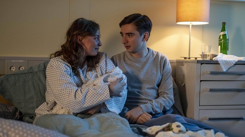 Valerie (Amber Bongard) und Toni (Ivo Kortlang) – Bild: RTL /​ Martin Rottenkolber