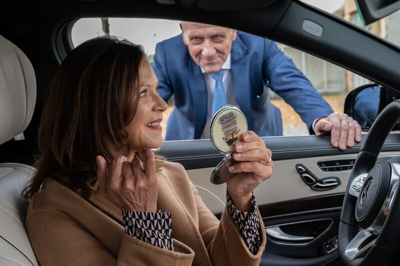Dr. Eva Schattenberg (Angela Roy) passt Michael Kaiser (Karl Kranzkowski) vor dem SOKO-Präsidium ab, um ihn zu einem spontanen gemeinsamen Essen zu überreden. Die Inhaberin einer E-Roller-Firma wurde erschlagen und die attraktive Staatsanwältin unterstützt das SOKO-Team bei den Mordermittlungen. Im Gegensatz zum Kriminaldirektor sind die übrigen Ermittler von diesem Beistand jedoch weniger begeistert. – Bild: Markus Fenchel