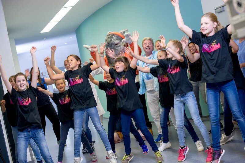 Die musikalische Tanzmedizin hilft sofort. – Bild: KiKA/​MingaMedia