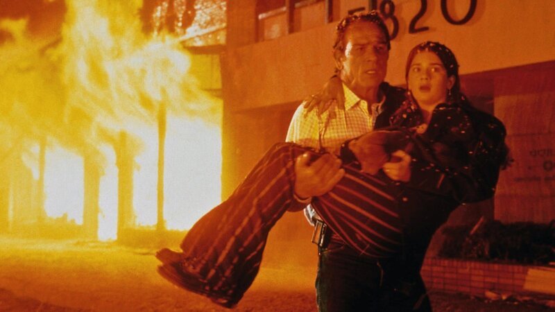 Mike Roark (Tommy Lee Jones) bringt seine verletzte Tochter Kelly (Gaby Hoffmann) vor den Flammen in Sicherheit. – Bild: RTLZWEI Mike Roark (Tommy Lee Jones) bringt seine verletzte Tochter Kelly (Gaby Hoffmann) vor den Flammen in Sicherheit. – Bild: RTLZWEI