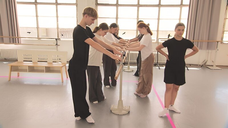 Der Vortrag in Ballett von Kira und Bosse. – Bild: MDR/​STARSHIP FILM GmbH