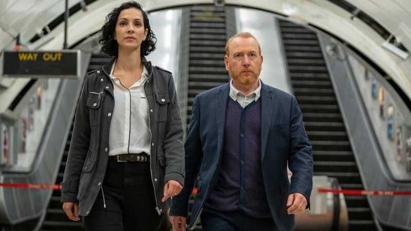 Priya Shamsie (Sonita Henry) und Max Arnold (Adrian Scarborough) sind bereit für die Ermittlungen. – Bild: ZDF und Sven Arnstein/​AcornTV