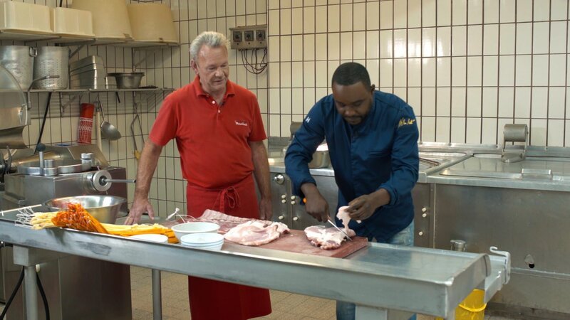Sternekoch Nelson Müller deckt auf, wie viel Schweinefleisch wir essen: Es ist überall versteckt. Das hat Folgen für unsere Gesundheit und die Umwelt. – Bild: Daniel Maiterth