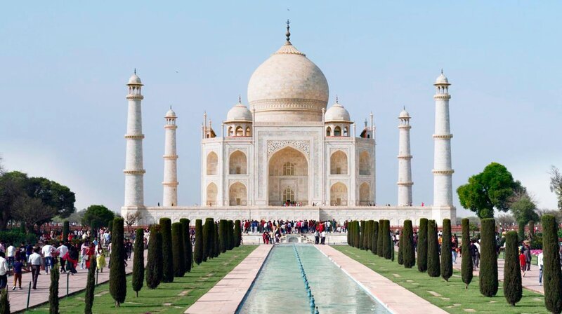 Von Weitem wirken die vier Minarette gerade. Doch sie sind mit einer leichten Schieflage nach Außen errichtet worden – vermutlich, damit sie bei einem Einsturz nicht das Hauptgebäude beschädigen. – Bild: phoenix/​ZDF