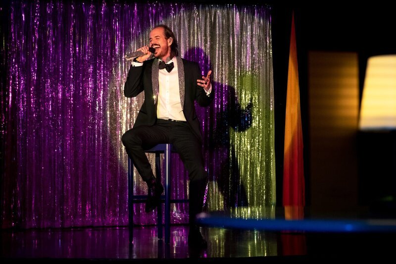 Stefan Brenner (Jill Deimel) genießt seinen Auftritt während der Karaokenacht in einer LGBT-Bar. – Bild: Conny Klein