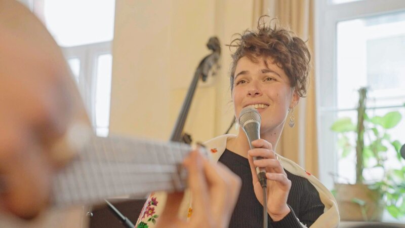 Die Sängerin verfremdet klassische ukrainische Folksongs. „Die Ukraine hat eine starke uralte Kultur und Identität und die Menschen werden diese gegen Russland verteidigen“, sagt sie. – Bild: Bettina Wobst