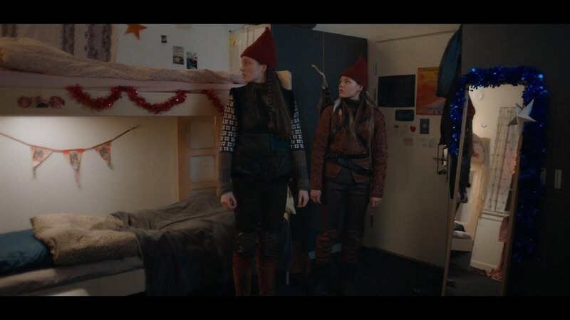 Tinka (Josephine Chavarria Højbjerg) und Falke (Villbjørk Malling Agger) in der Internatsschule. – Bild: BR/​Cosmo Film/​TV2 Denmark