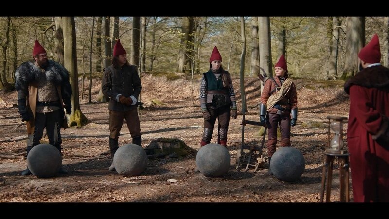 Die vier Königskandidaten Tinka (Josephine Chavarria Højbjerg), Falke (Villbjørk Malling Agger), Birk (Jakob Femerling) und Grot (Esben Dalgaard) müssen einen schweren Stein auf die Spitze eines Turms bringen. – Bild: BR/​Cosmo Film/​TV2 Denmark