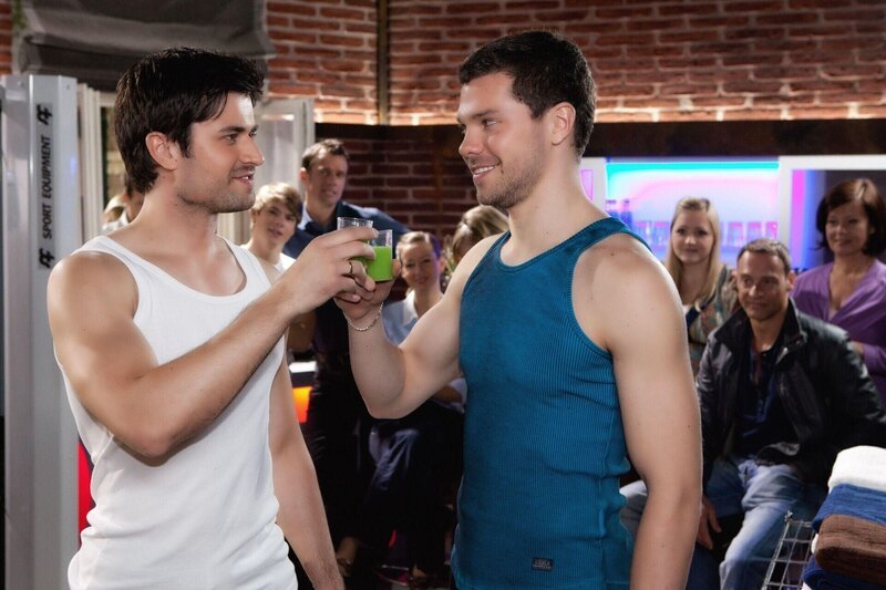 Paco (Milos Vukovic, li.) und Nils (Martin Baden) sind stolz und glücklich, ihren Traum vom Fitnessstudio verwirklicht zu haben … – Bild: RTL /​ Timo M. Seidel